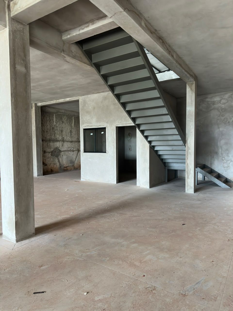 Escada metálica e pilares de concreto em obra